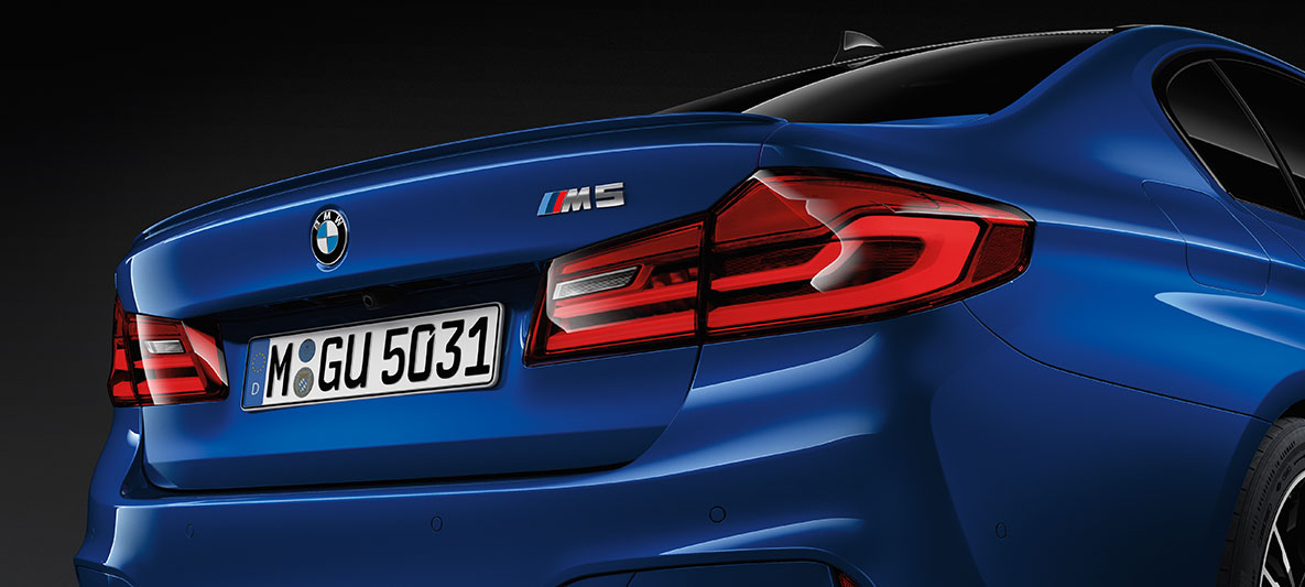 Emblema „M5”. Imagine de detaliu cu partea spate a BMW M5 cu emblema „M5”.