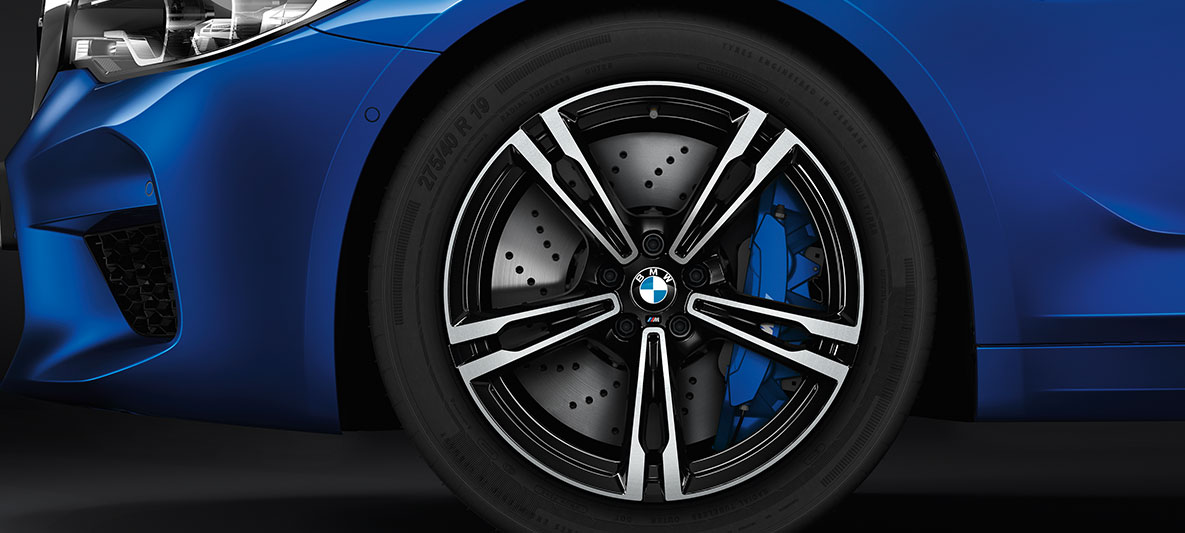 Jantele din aliaj uşor şi frânele M din carbon şi ceramică ale M5. Imagine de detaliu cu BMW M5 cu jante din aliaj uşor şi frâne M din carbon şi ceramică.