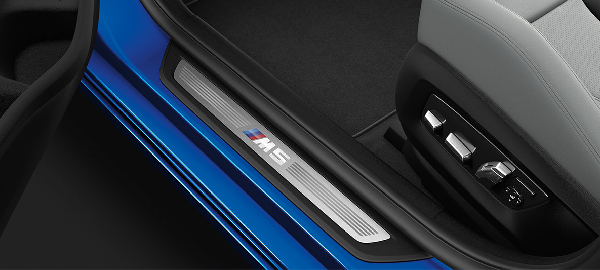 Pragurile portierelor M5. Imagine de detaliu cu pragurile portierelor BMW M5.