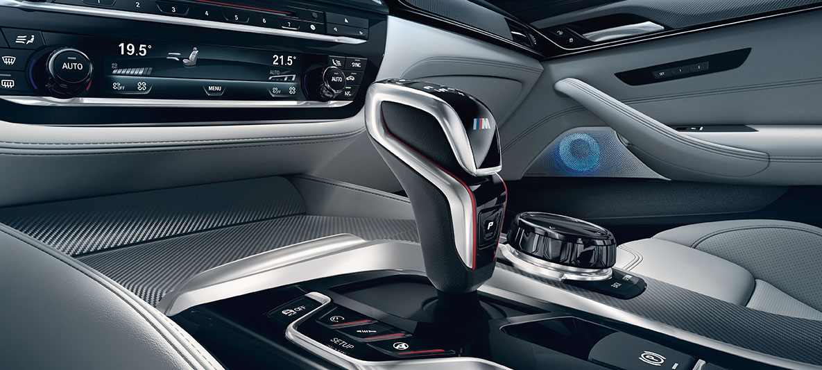 Maneta pentru schimbarea vitezelor a BMW M5. Imagine de detaliu cu maneta M pentru schimbarea vitezelor a BMW M5.