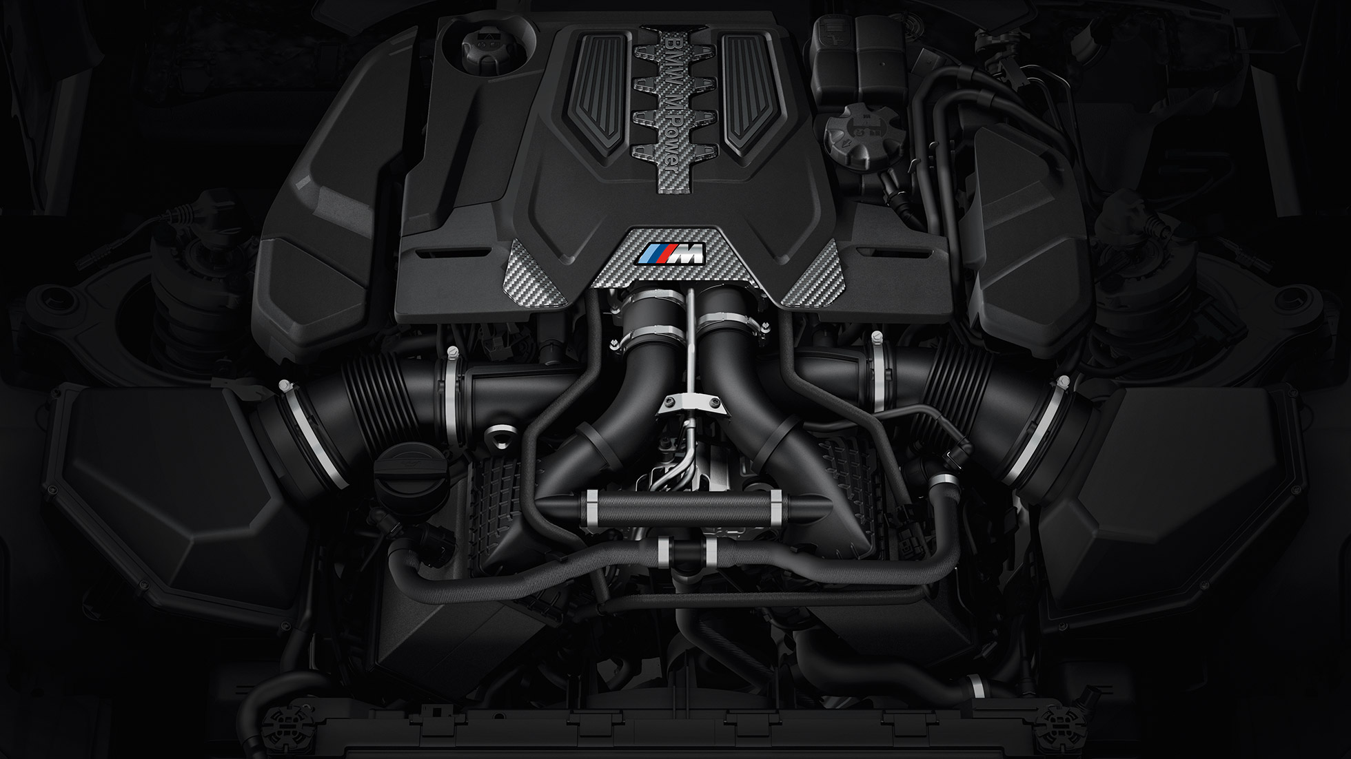 Motorul M TwinPower Turbo pe benzină cu 8 cilindri. Imagine cu motorul BMW M5 Competition cu husă M.