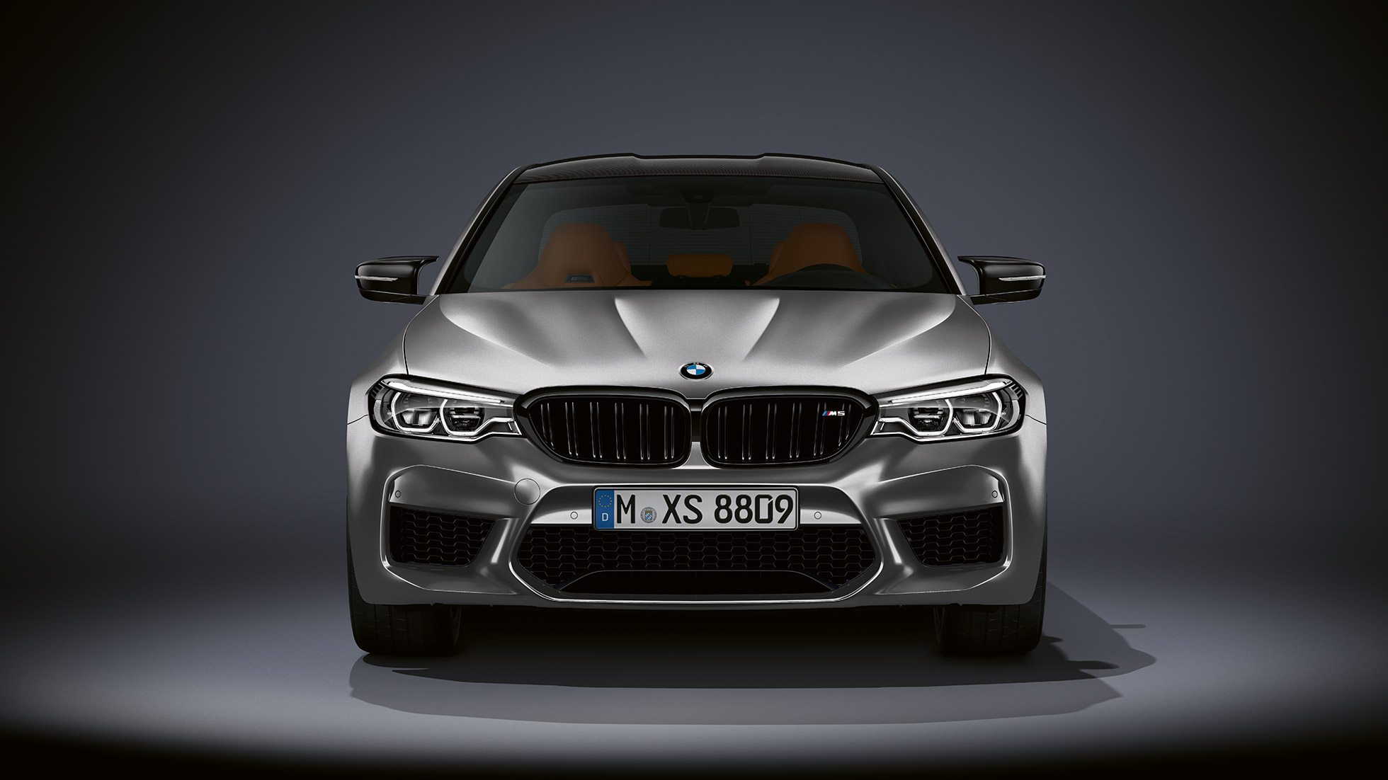 Designul M. Imagine cu partea frontală a BMW M5 Competition.