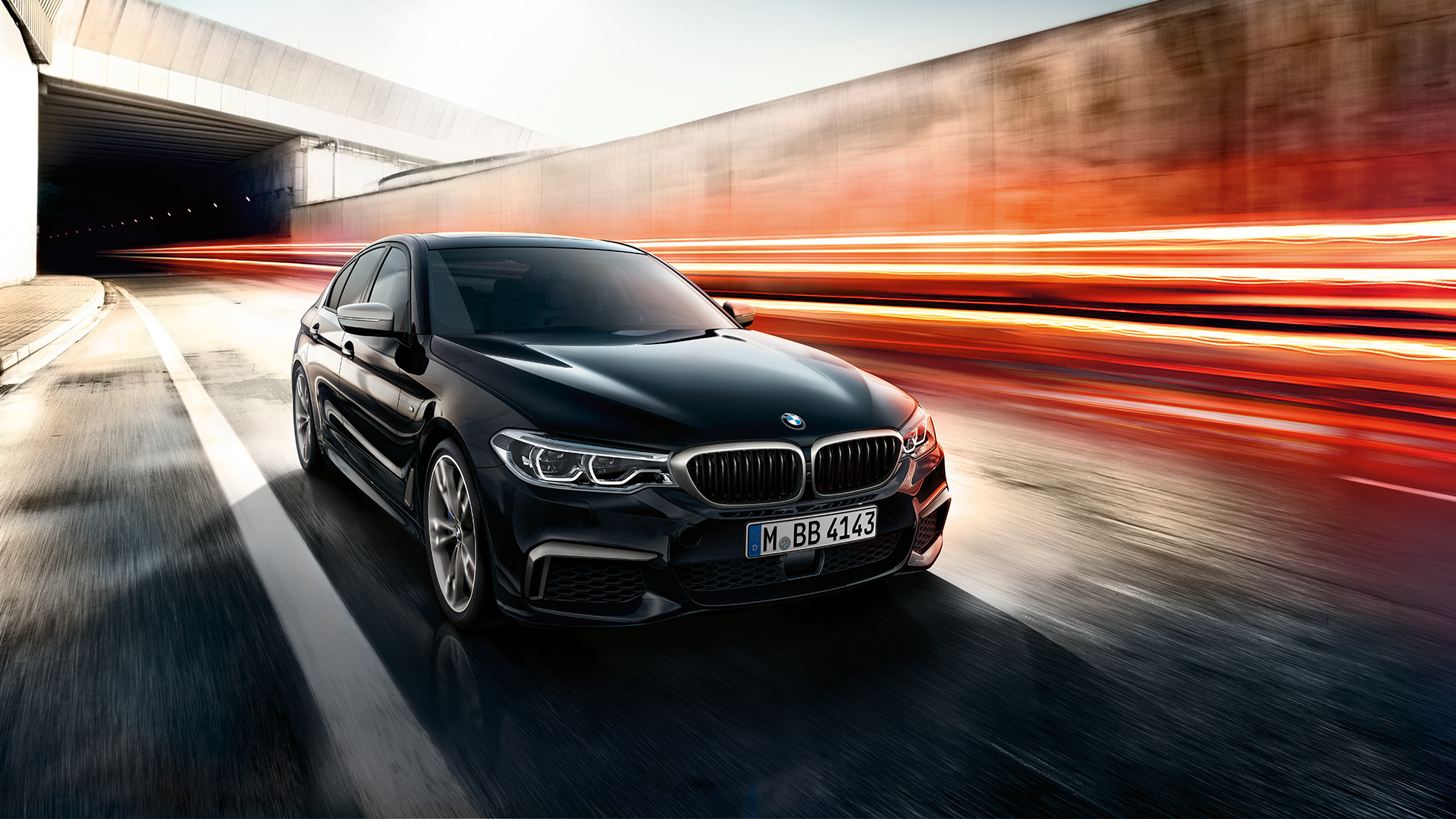 BMW M550i şi BMW M550d. Imagine cu trei sferturi din partea frontală a BMW M550i şi a BMW M550d în mişcare.