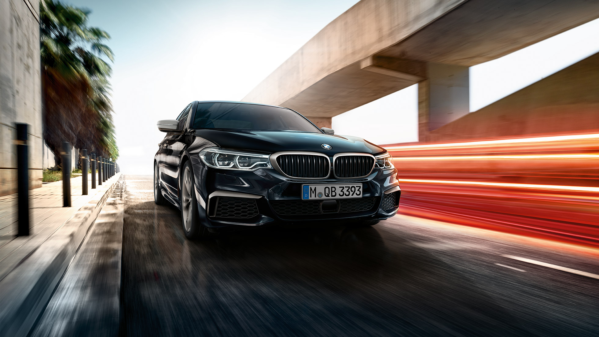 Designul exterior. Imagine cu trei sferturi din partea frontală a BMW M550i şi BMW M550d.