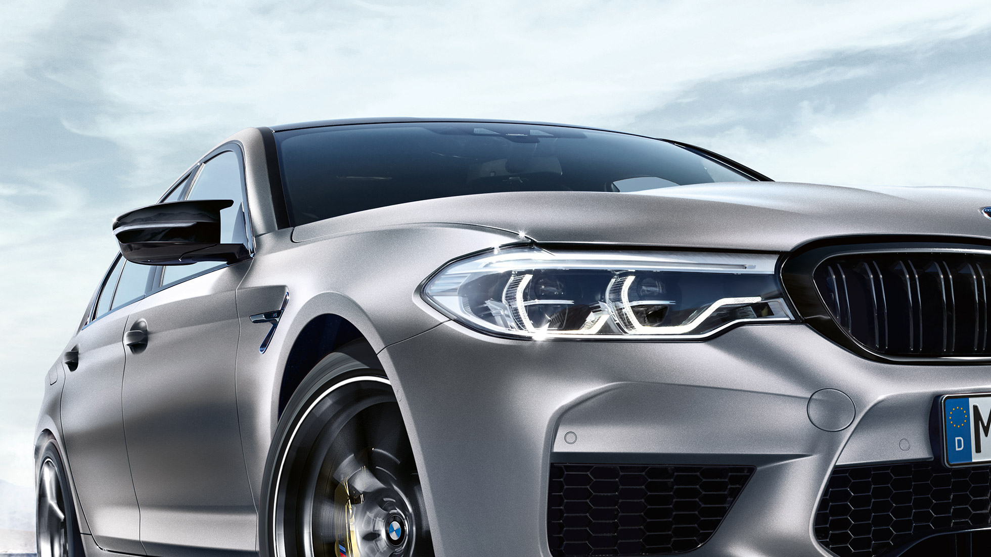 Faruri cu tehnologie LED. Imagine cu trei sferturi din partea frontală a BMW M5 cu faruri cu tehnologie LED.