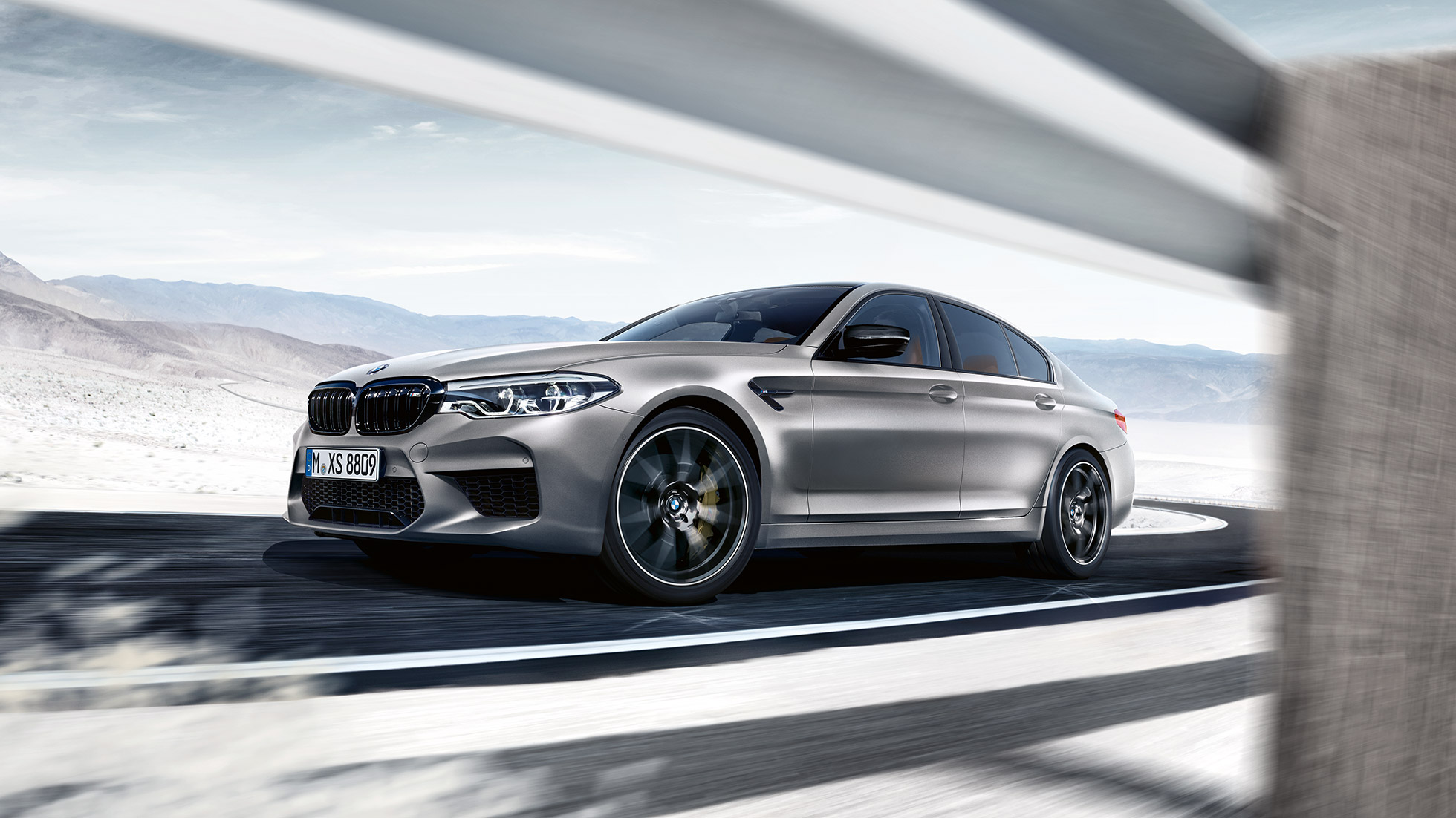 Jante din aliaj uşor. Imagine cu designul părţii laterale a BMW M5 Competition.