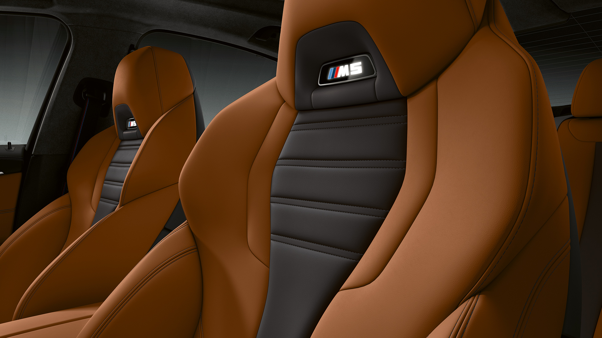 Imagine din interiorul BMW. Imagine cu scaunele aflate în interiorul BMW M5.