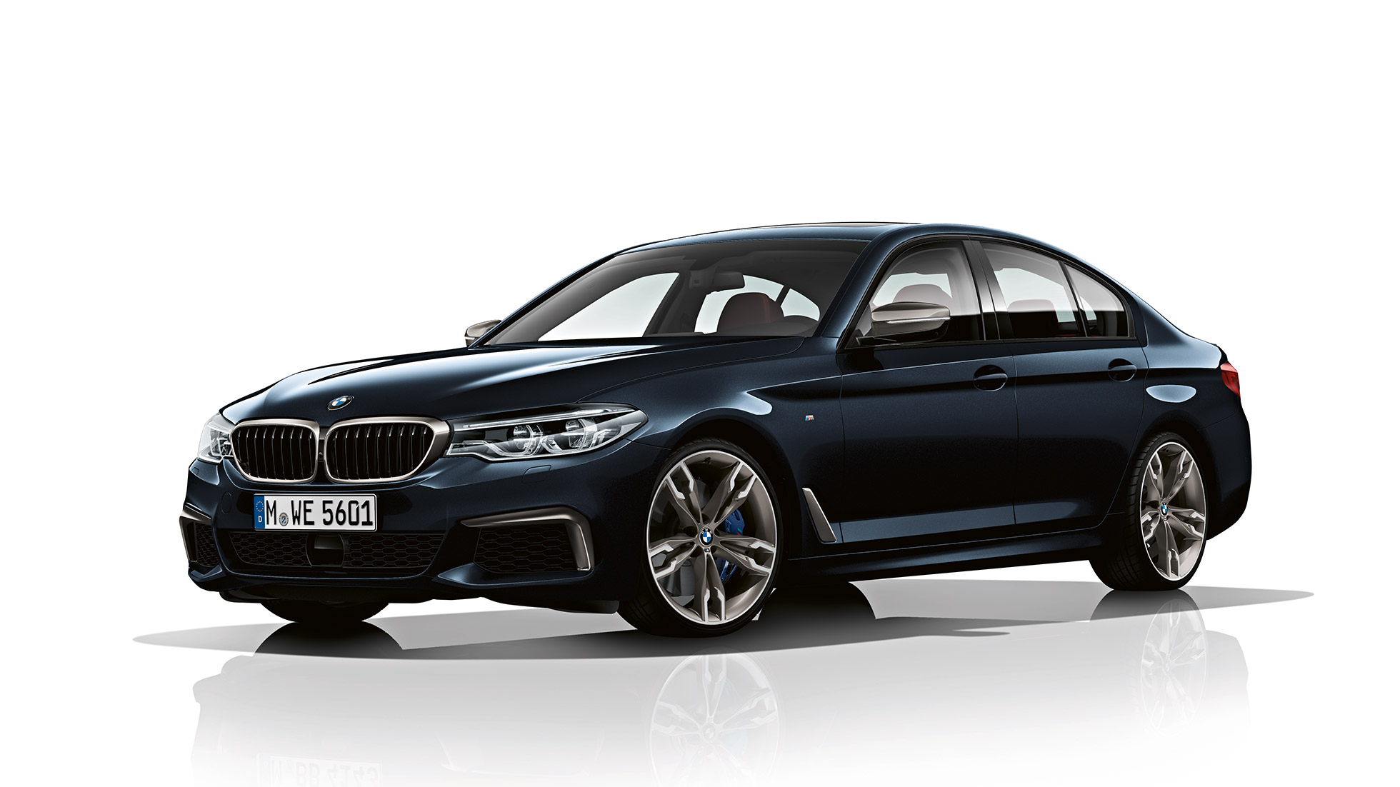 Design frontal. Imagine cu trei sferturi din partea frontală a designului BMW M550i şi BMW M550d.
