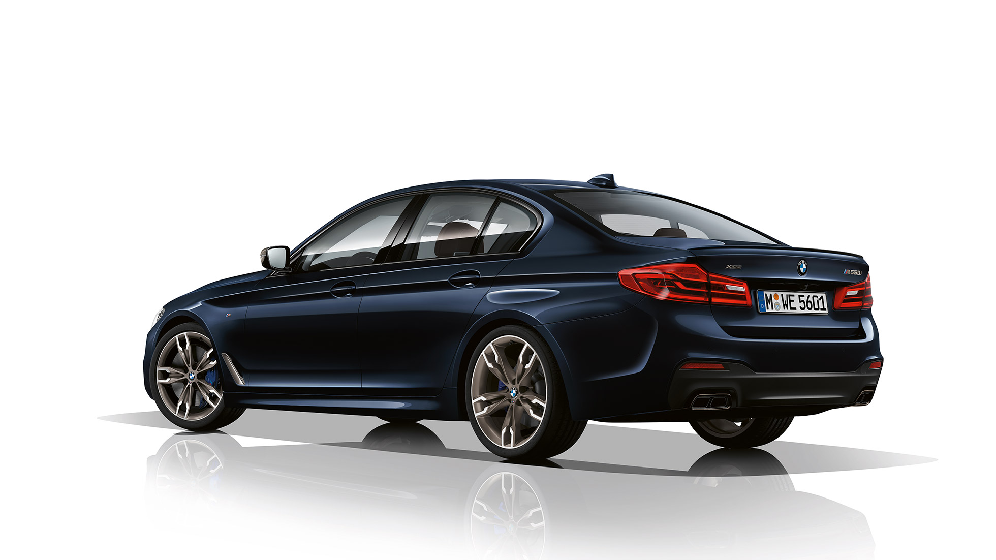 Frâne M Sport. Imagine cu trei sferturi din designul părţii spate a BMW M550i şi a BMW M550d.