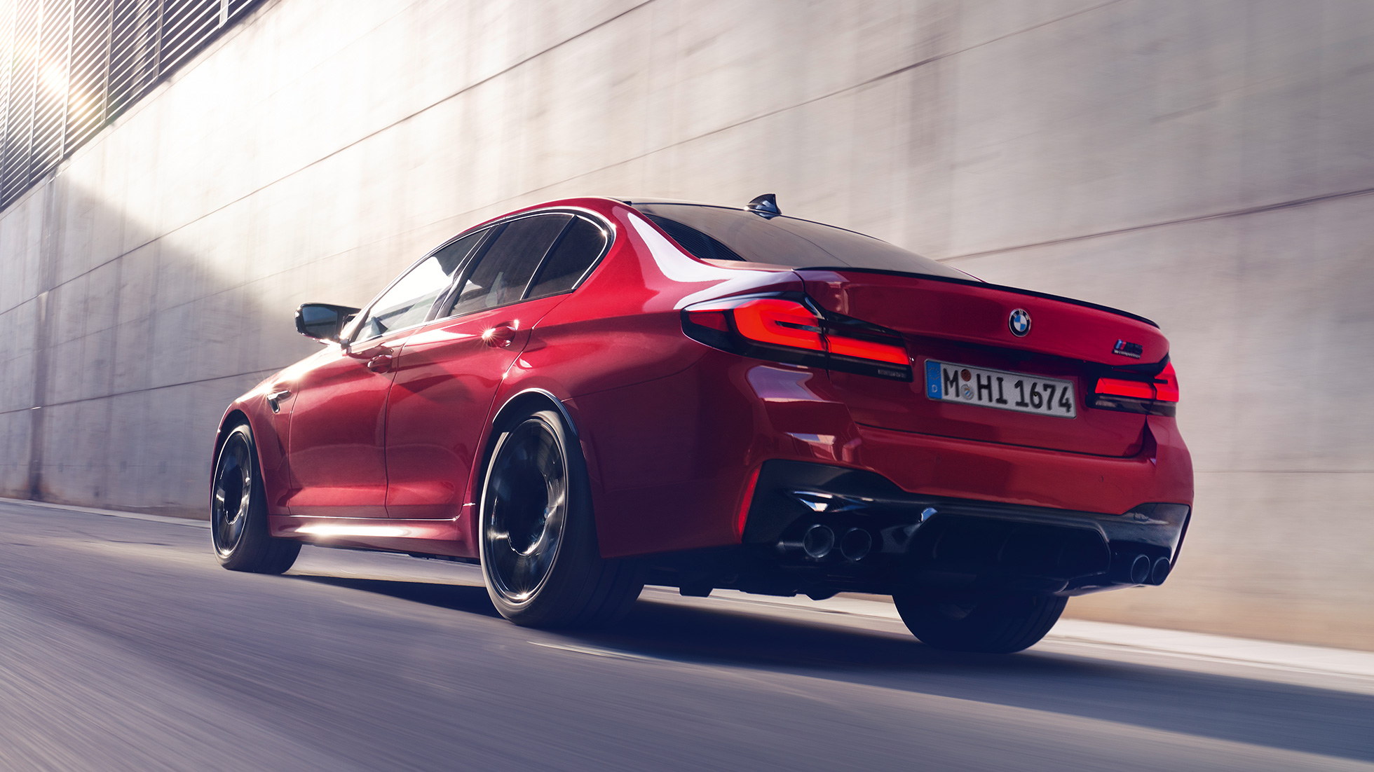 Imagine cu trei sferturi din partea spate a BMW M5 Competition, F90, LCI, Facelift, 2020 Imagine cu trei sferturi din partea spate a BMW M5 Competition, F90, LCI, Facelift, 2020, în Roşu Imola de la BMW Individual, rulând
