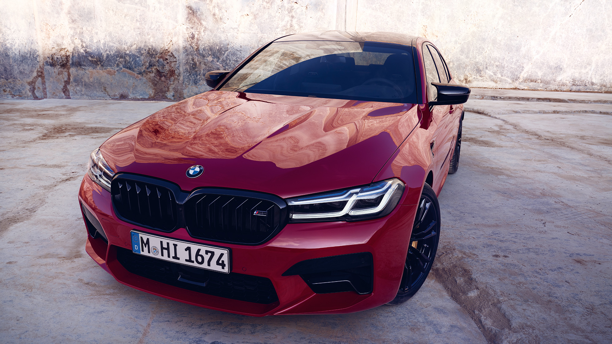 Imagine cu trei sferturi din partea frontală a BMW M5 Competition, F90, LCI, Facelift, 2020, cu design M Imagine cu trei sferturi din partea frontală a BMW M5 Competition, F90, LCI, Facelift, 2020, în Roşu Imola de la BMW Individual, cu design M