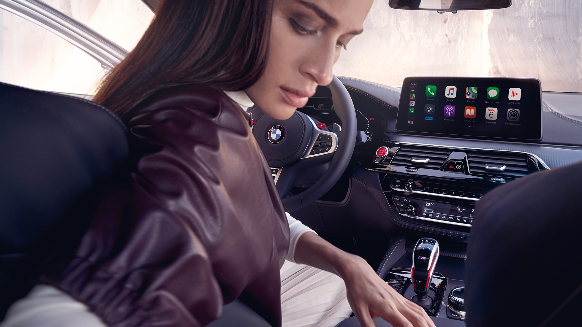 Imagine cu habitaclul BMW M5 Competition, F90, LCI, Facelift, 2020 Imagine cu habitaclul BMW M5 Competition, F90, LCI, Facelift, 2020, cu o femeie pe locul conducătorului auto