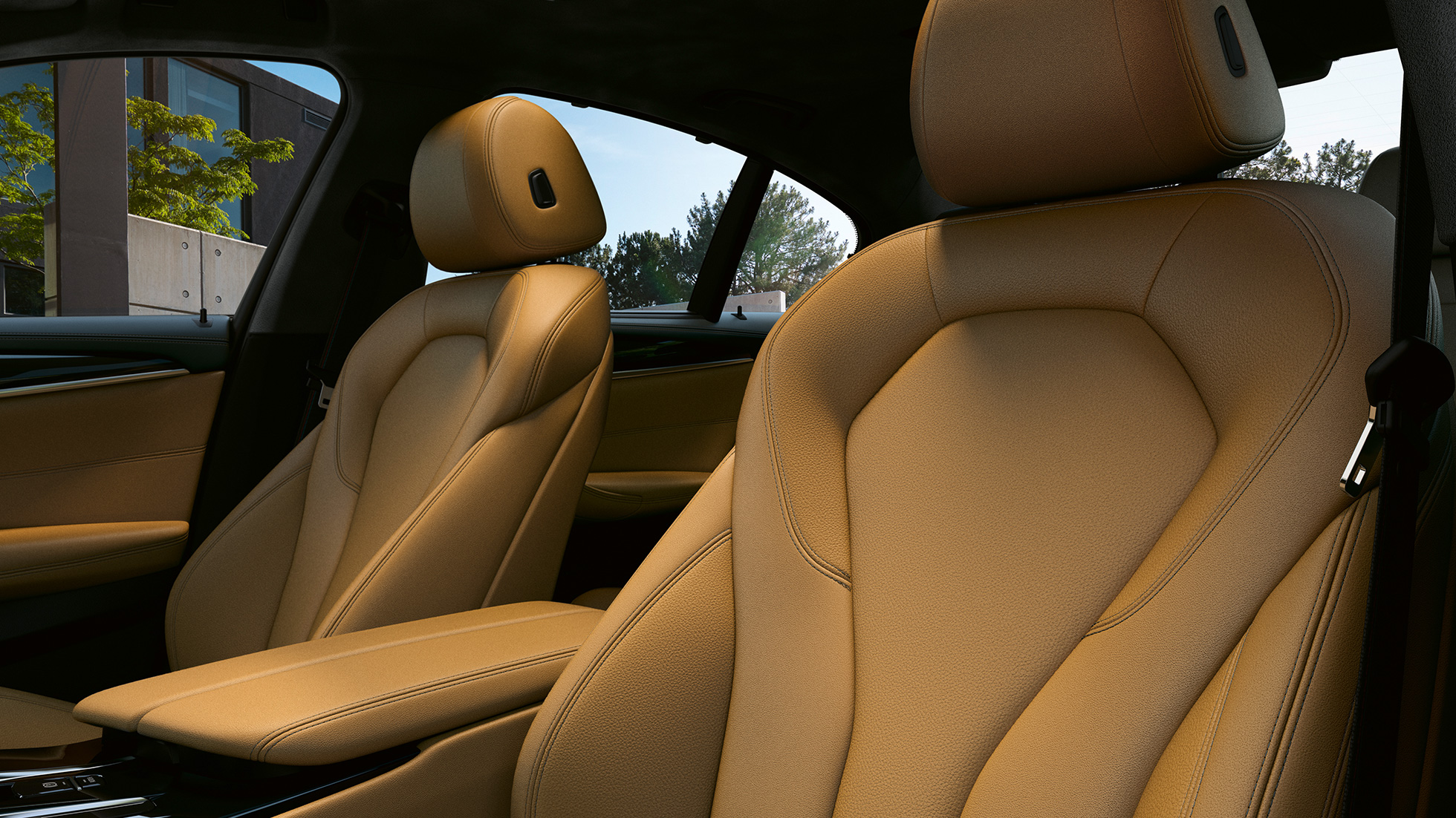 Imagine cu interiorul BMW M550i xDrive Sedan, G30, LCI, Facelift, 2020, cu scaune sport pentru conducătorul auto şi pasagerul faţă Imagine cu interiorul BMW M550i xDrive Sedan, G30, LCI, Facelift, 2020, cu scaune sport pentru conducătorul auto şi pasagerul faţă