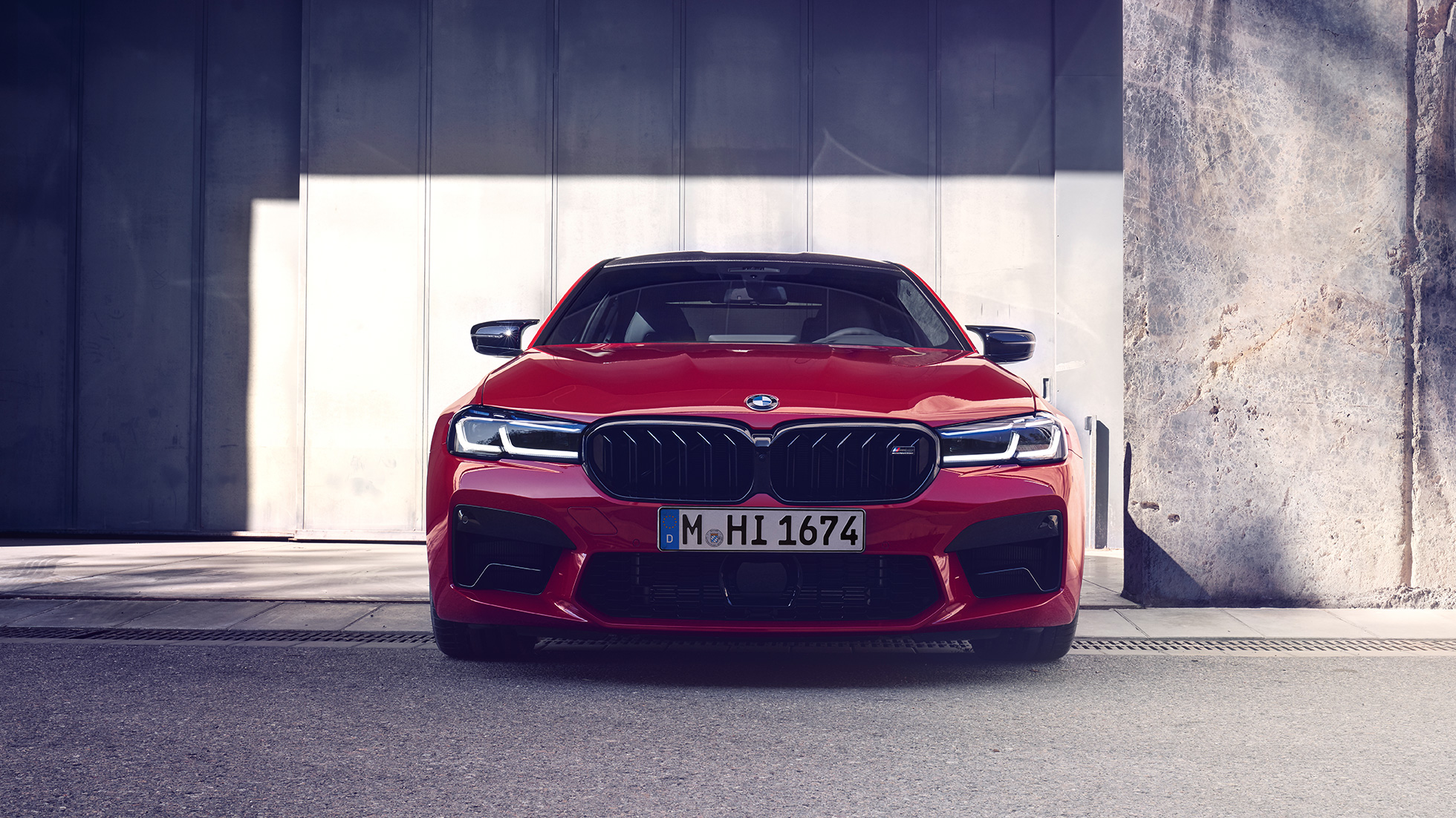 Imagine cu partea frontală a BMW M5 Competition, F90, LCI, Facelift, 2020, cu noua grilă M Imagine cu partea frontală a BMW M5 Competition, F90, LCI, Facelift, 2020, în Roşu Imola de la BMW Individual, cu noua grilă M