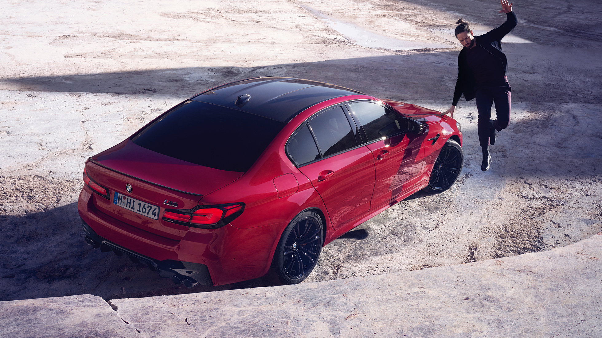 Imagine de sus cu trei sferturi din partea spate a BMW M5 Competition, F90, LCI, Facelift, 2020 Imagine de sus cu trei sferturi din partea spate a BMW M5 Competition, F90, LCI, Facelift, 2020, în Roşu Imola de la BMW Individual