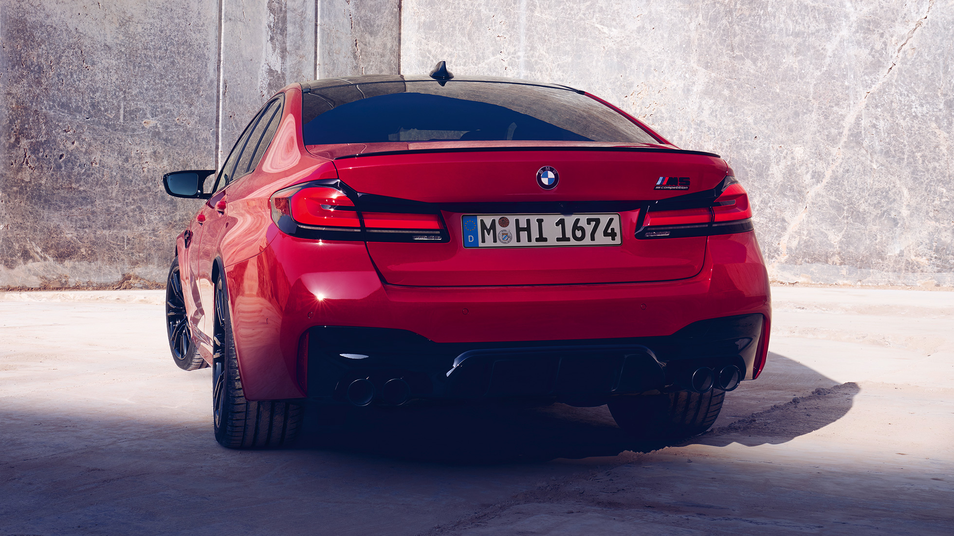 BMW M5 Competition, F90, LCI, Facelift, 2020, cu stopuri Imagine cu partea spate a BMW M5 Competition, F90, LCI, Facelift, 2020, în Roşu Imola de la BMW Individual, cu stopuri