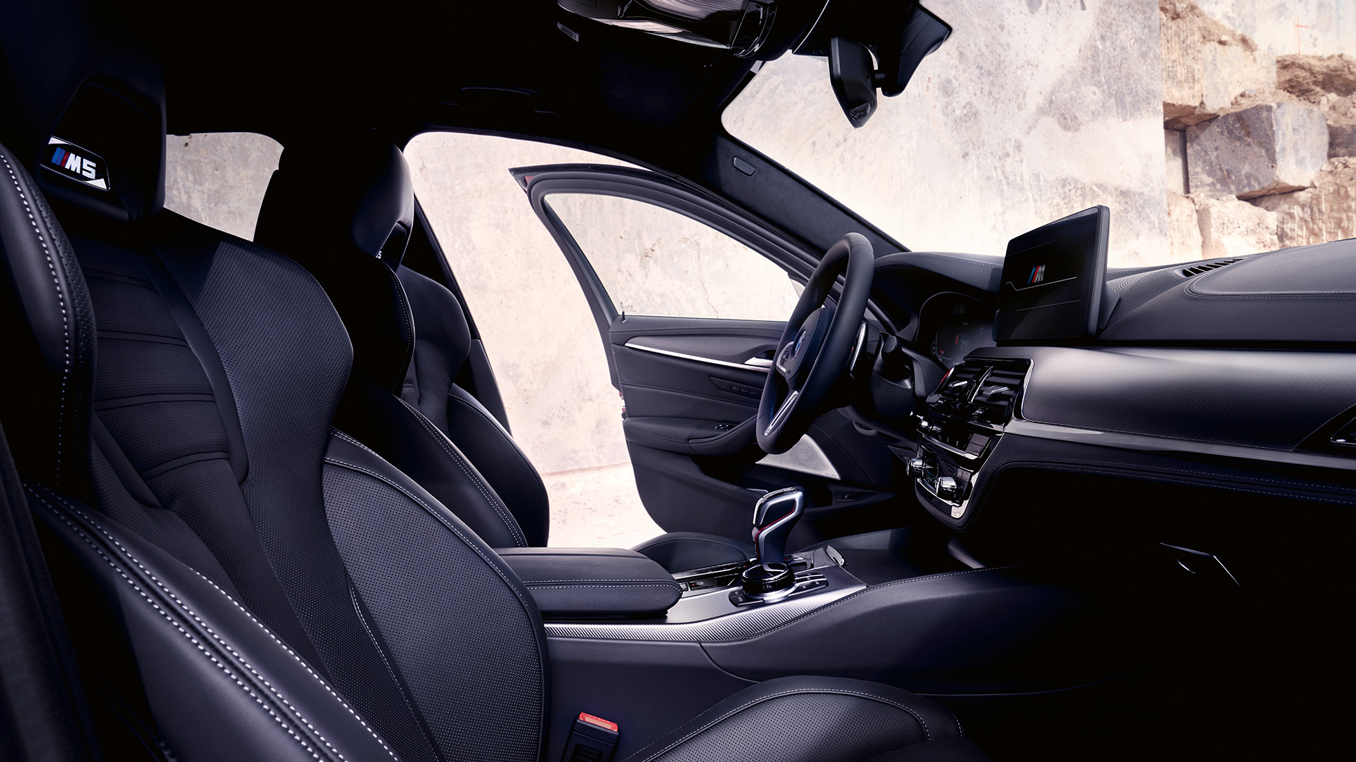 Imagine cu interiorul BMW M5 Competition, F90, LCI, Facelift, 2020 Imagine cu interiorul BMW M5 Competition, F90, LCI, Facelift, 2020, cu scaune M multifuncţionale