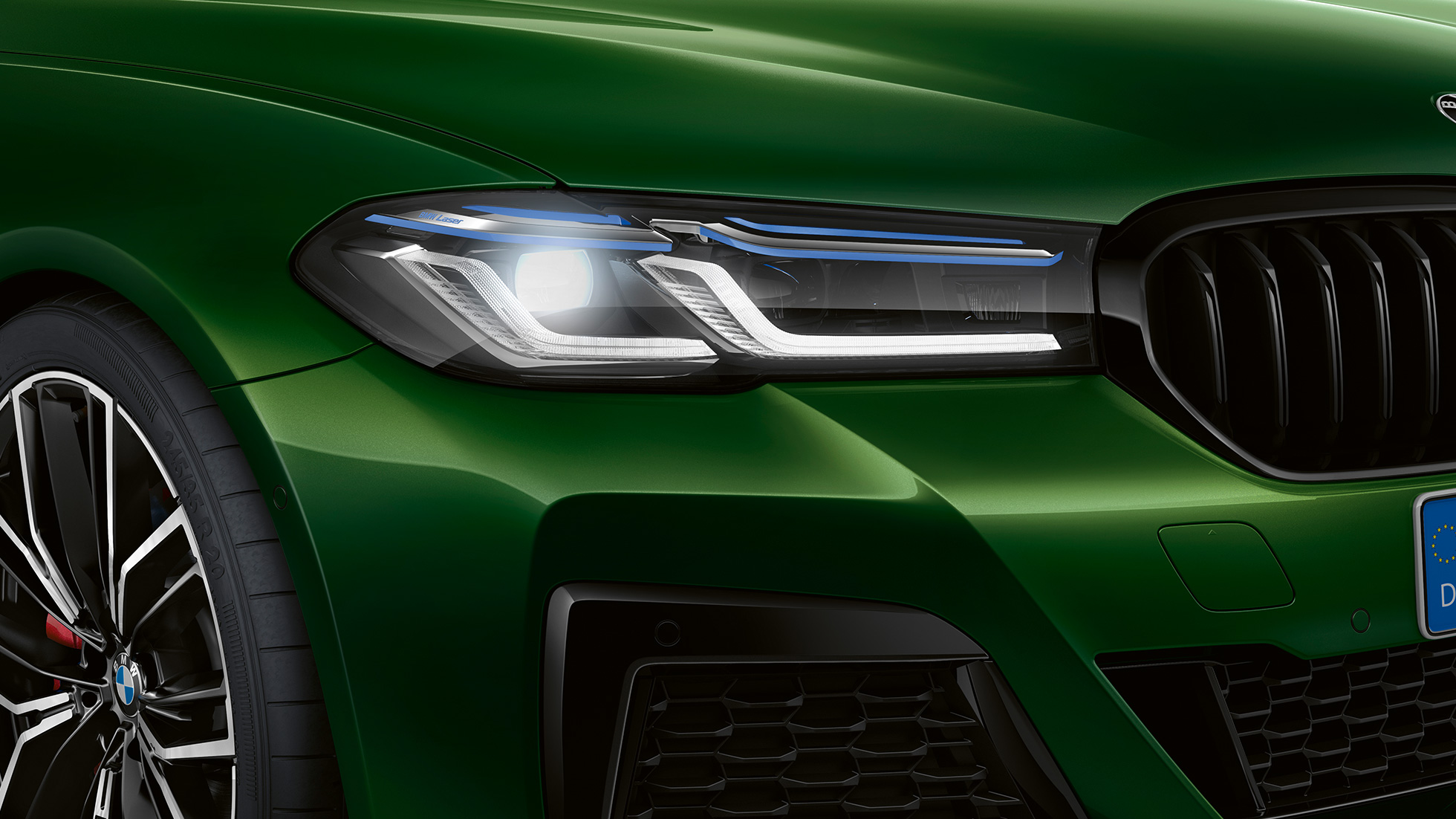 BMW M550i xDrive Sedan, G30, LCI, Facelift, 2020, cu pachet BMW Individual Shadow Line pentru lumini Imagine în prim plan cu partea frontală a BMW M550i xDrive Sedan, G30, LCI, Facelift, 2020, în Verde Ermes metalizat de la BMW Individual, cu pachet BMW Individual Shadow Line pentru lumini
