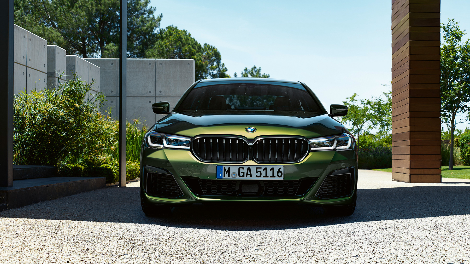 Imagine cu partea frontală a BMW M550i xDrive Sedan, G30, LCI, Facelift, 2020, cu noua grilă M Imagine cu partea frontală a BMW M550i xDrive Sedan, G30, LCI, Facelift, 2020, în Verde Ermes metalizat de la BMW Individual, cu noua grilă M