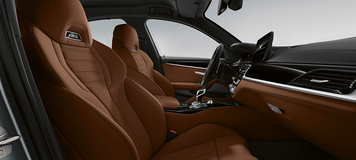 Tapiţeria BMW Individual din piele Merino integrală în Tartufo/Negru al BMW M5 Sedan F90 2020 Imagine cu interiorul BMW M5 Sedan Individual, F90, LCI, Facelift, 2020, cu ornamente din piele Merino în Tartufo/negru de la BMW Individual