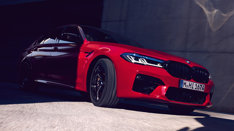 Imagine din partea frontală a BMW M5 CS F90 2021 cu bărbat Imagine din partea frontală a BMW M5 CS F90 2021 în Verde Frozen Deep, cu bărbat