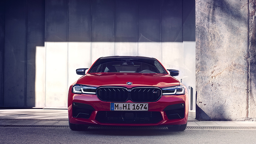 Imagine din partea frontală cu BMW M5 Competition, în Roşu Imola de la BMW Individual