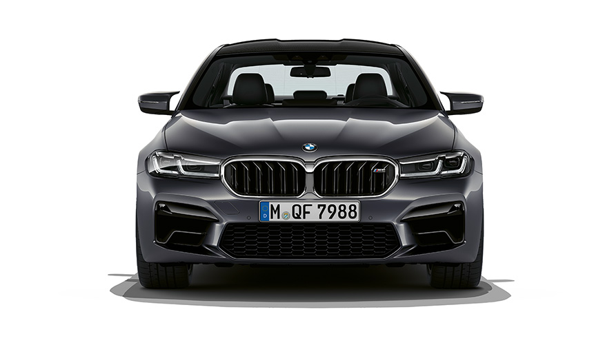 Imagine din partea frontală cu BMW M5, în Gri Brands Hatch