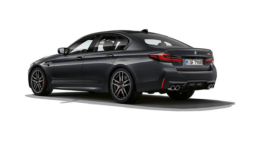 Imagine cu trei sferturi din partea spate a BMW M5, în Gri Brands Hatch metalizat