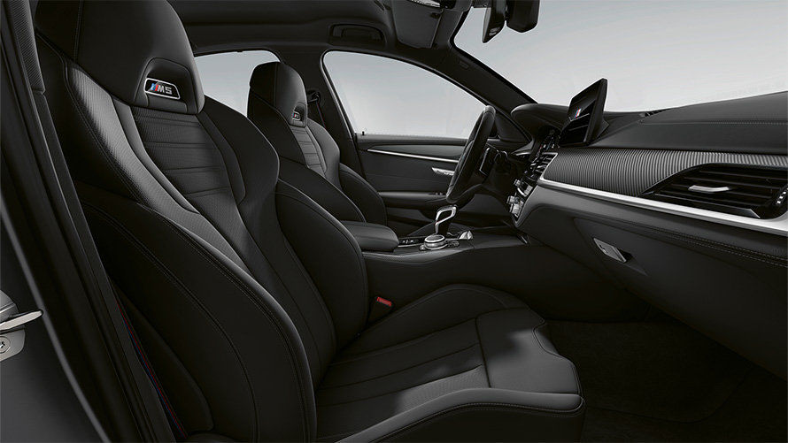 Imagine din habitaclu cu BMW M5