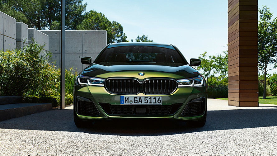 Imagine din partea frontală cu BMW M550i xDrive Sedan, în Verde Ermes de la BMW Individual 