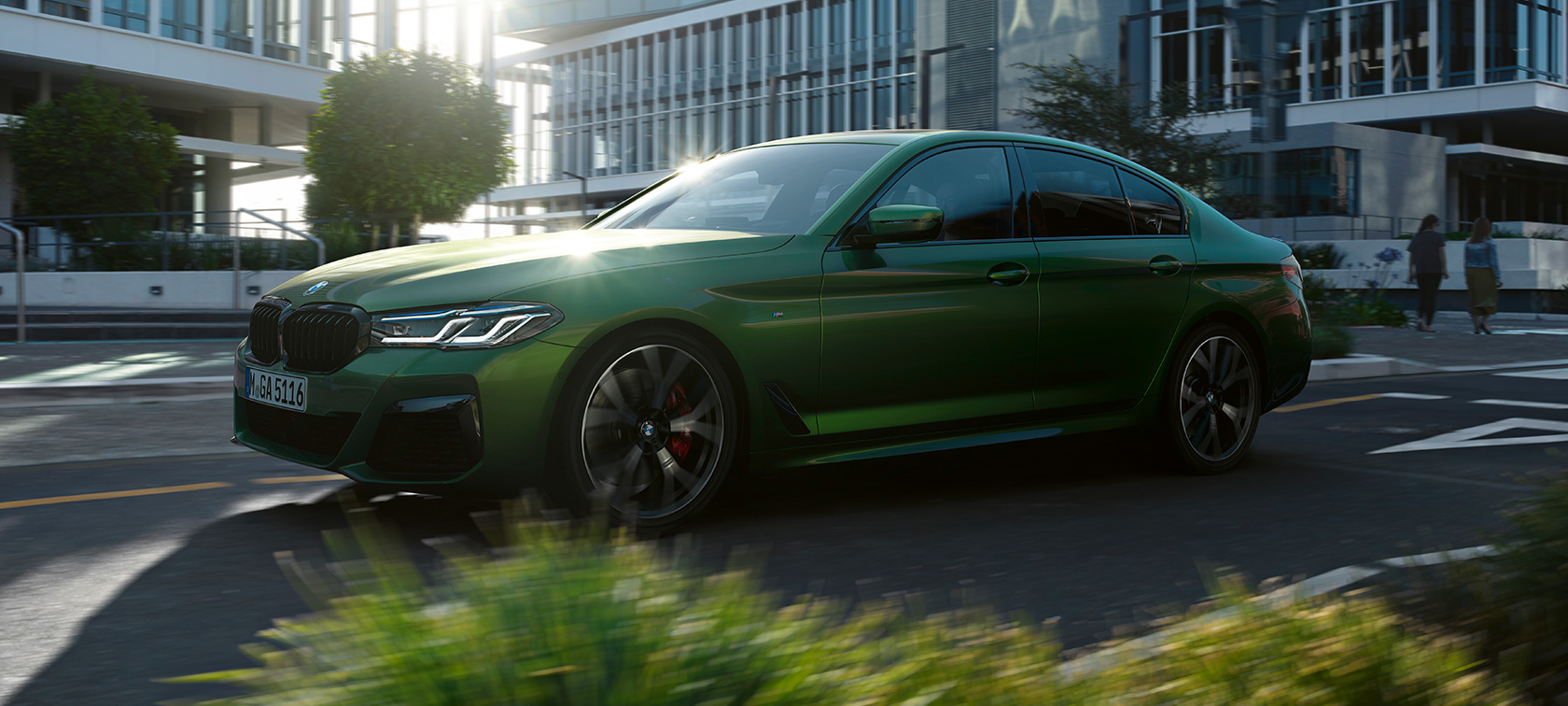 Imagine din partea laterală cu BMW M550i xDrive Sedan Imagine din partea laterală cu BMW M550i xDrive Sedan G30, în Verde Ermes de la BMW Individual