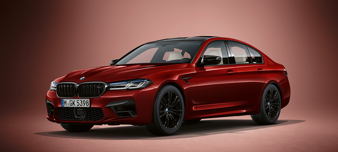 BMW M5 Sedan F90 2020, în Roşu Aventurine de la BMW Individual Imagine cu trei sferturi din partea frontală a BMW M5 Sedan Individual, F90, LCI, Facelift, 2020, în Roşu Aventurine metalizat de la BMW Individual