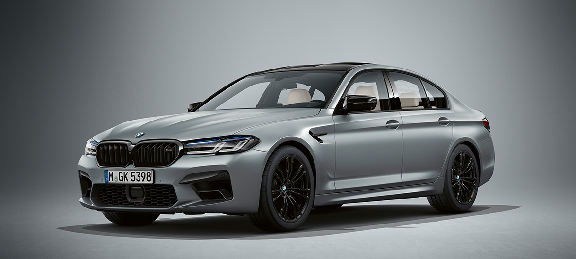 BMW M5 Sedan F90 2020, în Bluestone Frozen de la BMW Individual Imagine cu trei sferturi din partea frontală a BMW M5 Sedan Individual, F90, LCI, Facelift, 2020, în Frozen Bluestone metalizat de la BMW Individual