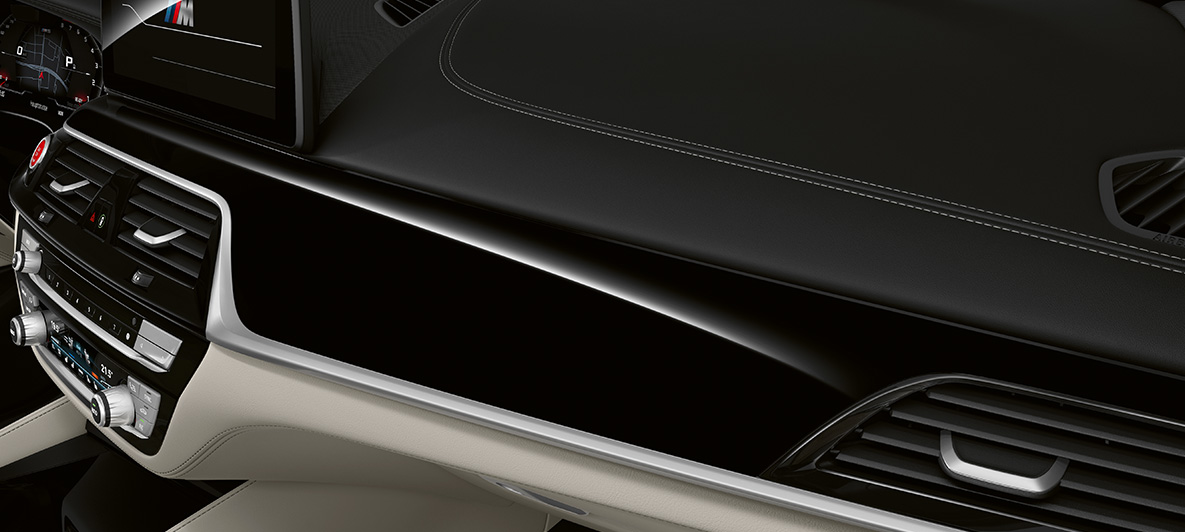 Ornamente interioare BMW Individual în Negru piano ale BMW M5 Sedan F90 2020 Imagine cu interiorul BMW M5 Sedan Individual, F90, LCI, Facelift, 2020, cu ornamente interioare BMW Individual în Negru Piano