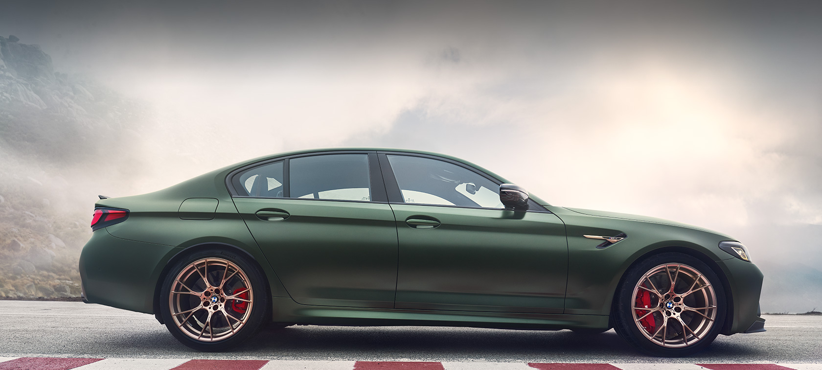 Imagine cu trei sferturi din partea frontală a BMW M5 CS în Verde Frozen Deep Imagine cu trei sferturi din partea frontală a BMW M5 CS în Verde Frozen Deep