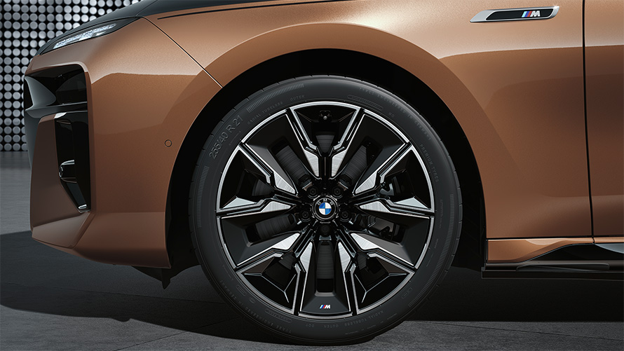 BMW i7 M70 xDrive Sedan, jante M aerodinamice de 21”, tip 909 M, multicolore