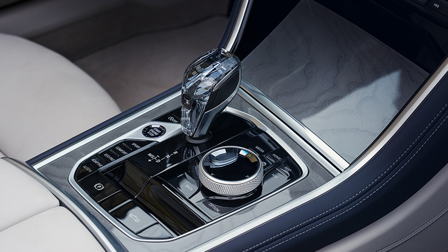 BMW M850i xDrive Cabriolet, manetă schimbare viteze cu aplicaţii din sticlă CraftedClarity