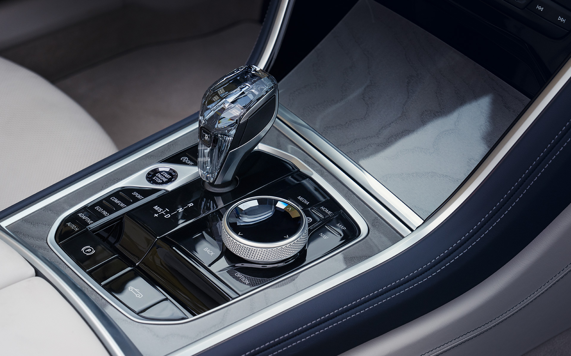 BMW M850i xDrive Cabriolet, manetă schimbare viteze cu aplicaţii din sticlă CraftedClarity