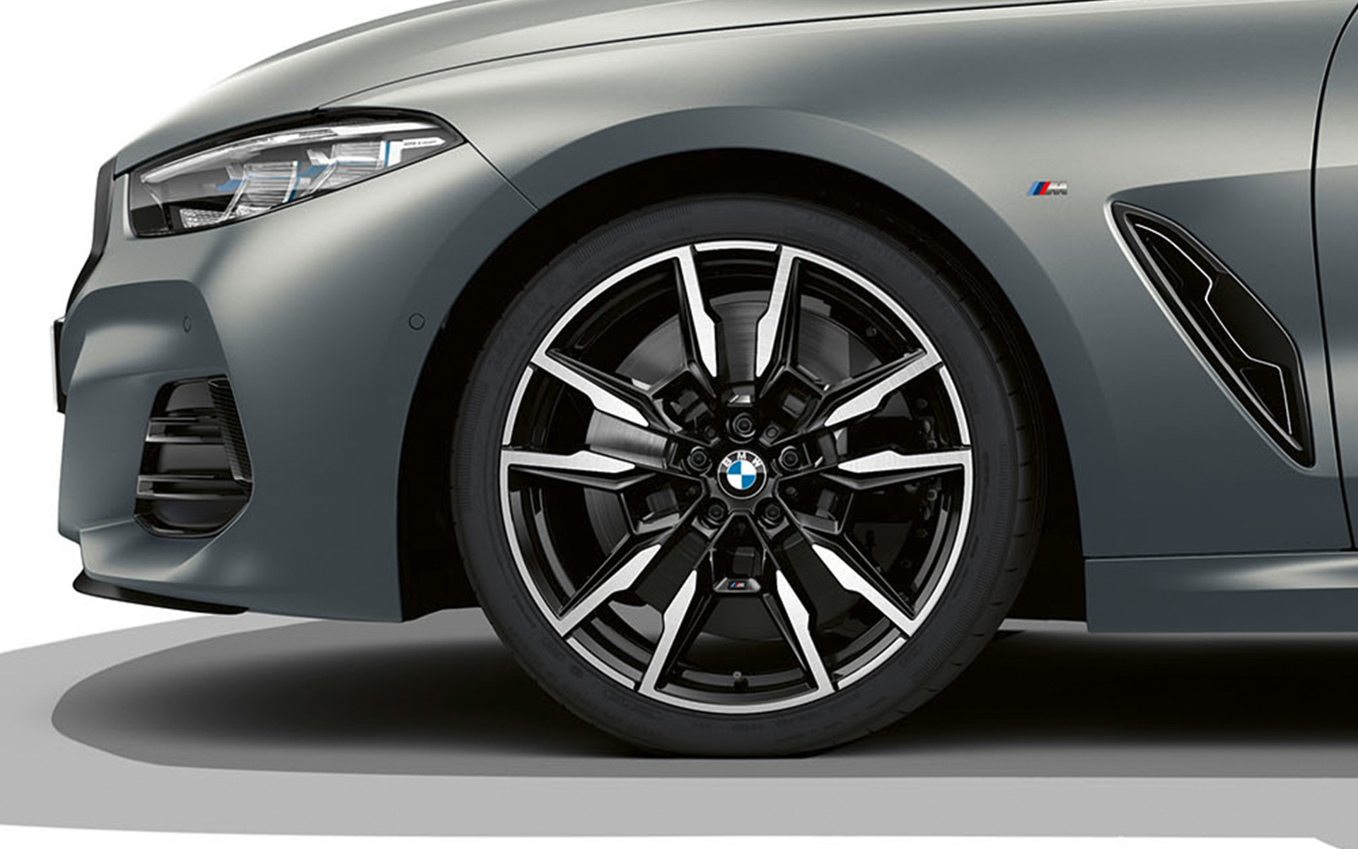 BMW M850i xDrive Cabriolet, BMW Individual Gri Frozen Pure, jante M din aliaj uşor Double-spoke de 20”, tip 894 M