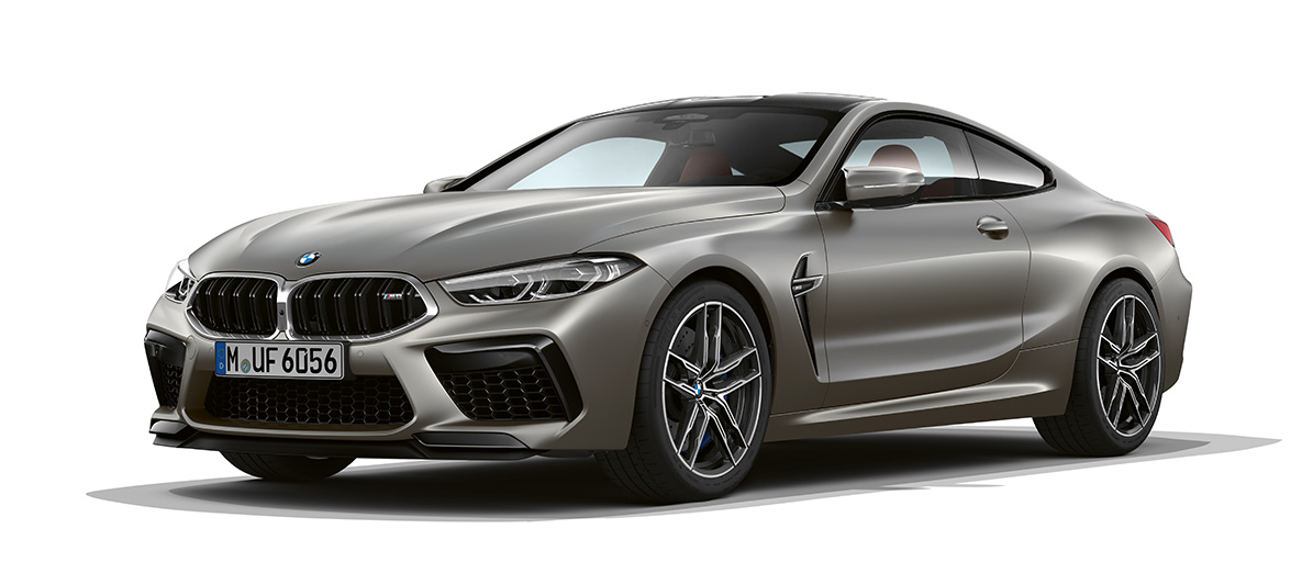 Imagine cu trei sferturi din partea laterală faţă a BMW M8 Coupé. Imagine cu trei sferturi din partea laterală faţă a BMW M8 Coupé în Argintiu Frozen Dark.