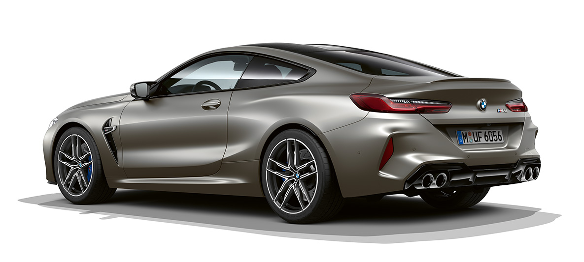 Imagine cu trei sferturi din partea laterală spate a BMW M8 Coupé. Imagine cu trei sferturi din partea laterală spate a BMW M8 Coupé în Argintiu Frozen Dark.
