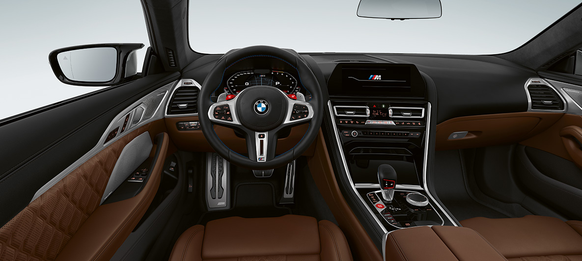 Habitaclu BMW M8 Coupé. Imagine cu habitaclul BMW M8 Coupé cu volan M îmbrăcat în piele cu butoane „M1”/ „M2” roşii.