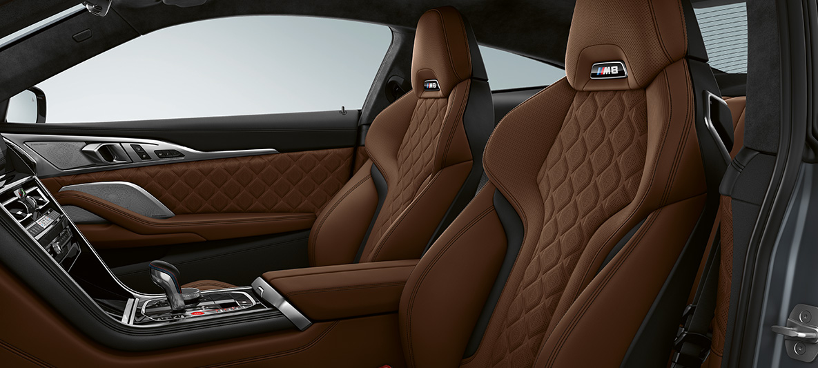 Scaune M Sport cu inscripţie „M”. Imagine cu scaunele M Sport din piele Merino în Maro Taruma cu granulaţie fină, din interiorul BMW M8 Coupé.