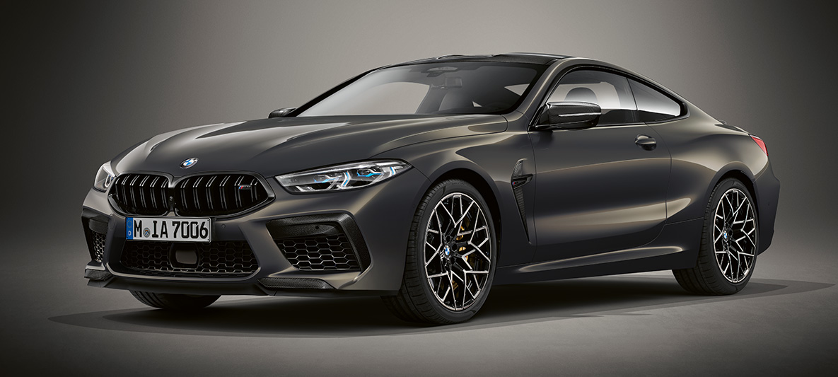 BMW Individual M8 Coupé în Gri Dravit metalizat de la BMW Individual. Imagine cu trei sferturi din partea frontală a BMW Individual M8 Coupé în Gri Dravit metalizat de la BMW Individual.