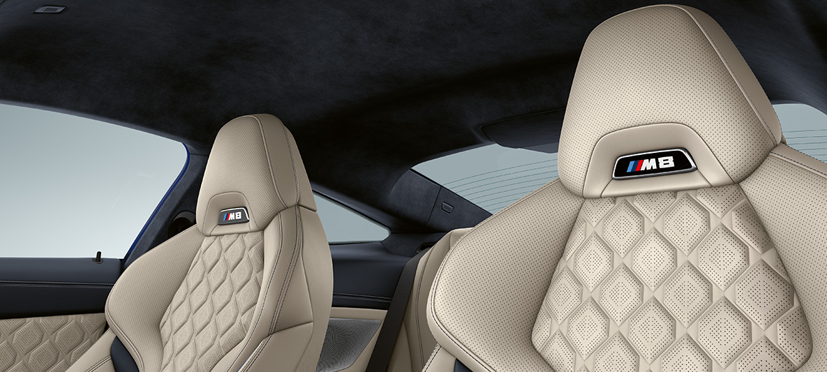 Scaune M Sport îmbrăcate în piele Merino integrală cu granulaţie fină | Silverstone şi emblemă „M8”. Imagine cu scaunele M Sport îmbrăcate în piele Merino integrală cu granulaţie fină | Silverstone şi emblemă „M8” ale BMW Individual M8 Coupé.