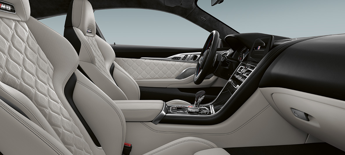 Piele Merino integrală cu granulaţie fină | Silverstone şi ornamente interioare BMW Individual în Negru Piano. Imagine cu interiorul BMW Individual M8 Coupé în piele Merino integrală cu granulaţie fină | Silverstone cu ornamente interioare BMW Individual în Negru Piano.