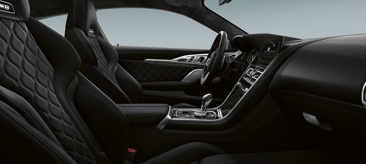 Piele Merino integrală cu granulaţie fină | Negru şi ornamente interioare BMW Individual în Negru Piano. Imagine cu interiorul BMW M8 Competition Coupé în piele Merino integrală cu granulaţie fină | Negru cu ornamente interioare BMW Individual în Negru Piano.