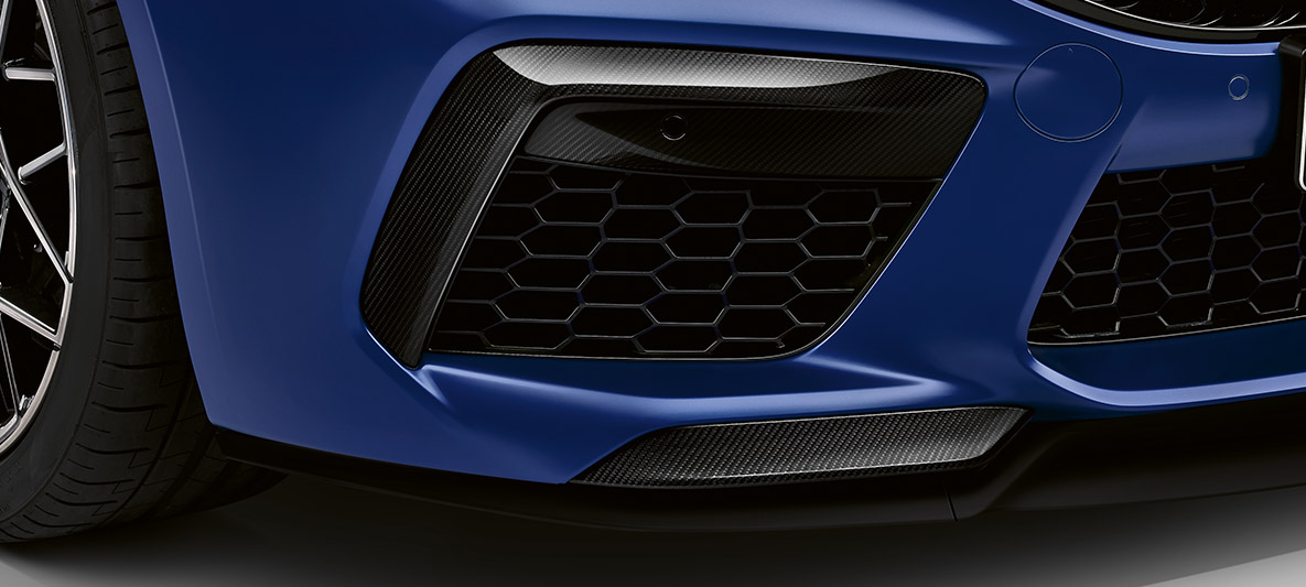 Prize de aer din carbon. Imagine cu prizele de aer din cadrul pachetului M din carbon pentru exterior al BMW M8 Competition Coupé.