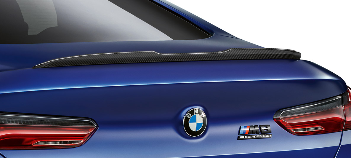 Spoiler M din carbon pentru partea spate. Imagine cu spoilerul pentru partea spate din cadrul pachetului M din carbon pentru exterior al BMW M8 Competition Coupé.