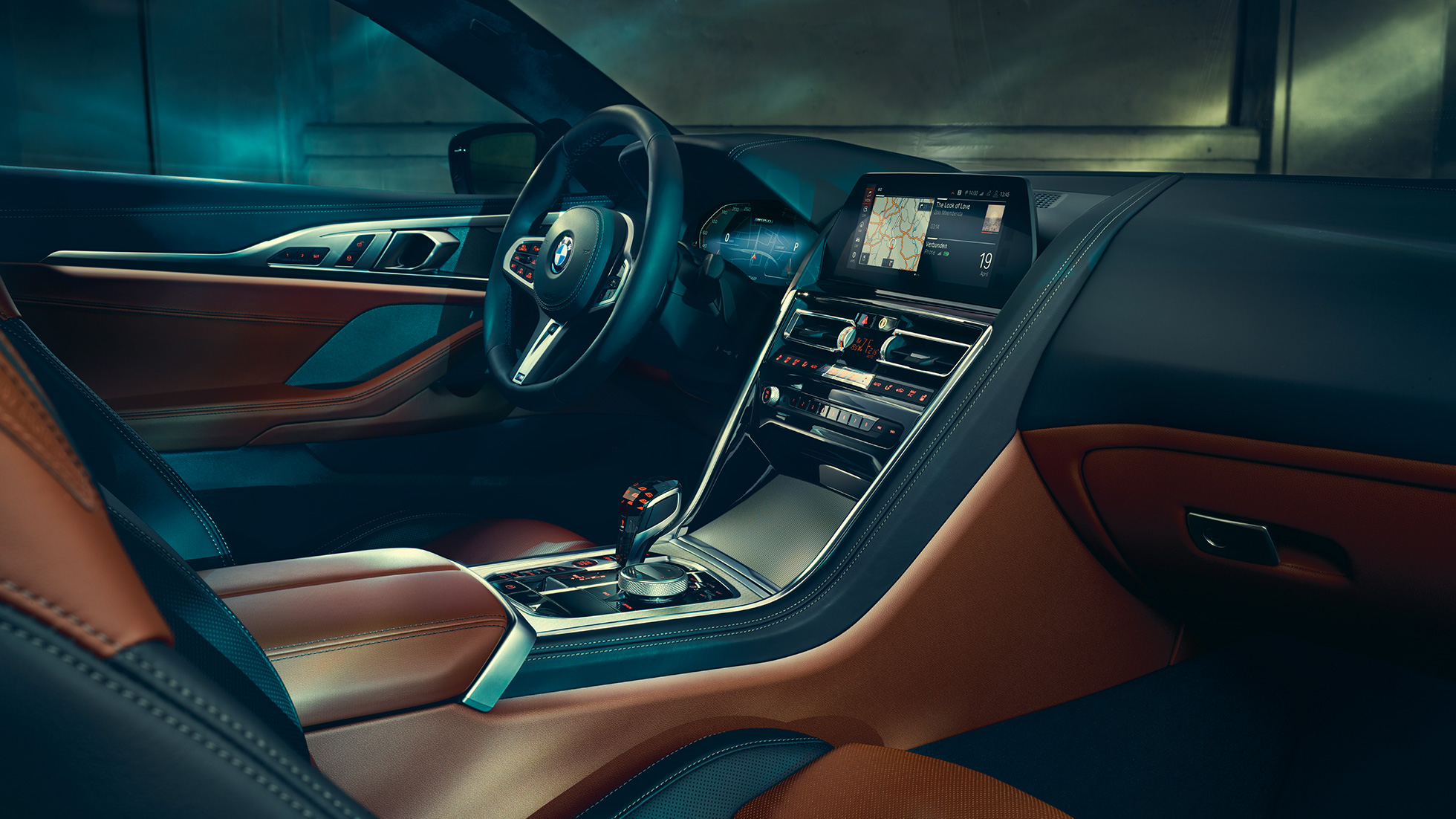Habitaclul BMW M850i xDrive Coupé. Imagine cu habitaclul BMW M850i xDrive Coupé cu „BMW Live Cockpit Professional” şi volan M îmbrăcat în piele.